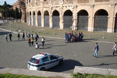 ANCORA SEGNALAZIONI DAL COLOSSEO! SAREBBE AREA PEDONALE, SOLO LE CARROZZE CON CAVALLI POSSONO TRANSITARE. EPPURE GUARDATE UN PO' QUELLA CAMIONETTA... E POCO PIU' LA UN'AUTO DI PIZZARDONI... ANCORA SEGNALAZIONI DAL COLOSSEO! SAREBBE AREA PEDONALE, SOLO LE CARROZZE CON CAVALLI POSSONO TRANSITARE. EPPURE GUARDATE UN PO' QUELLA CAMIONETTA... E POCO PIU' LA UN'AUTO DI PIZZARDONI...