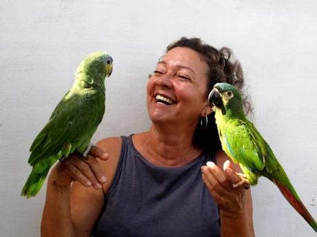 Vanja è di Bahia. E' venuta qui dove ha sposato un pescatore e aperto un Bed & Breakfast. ha due pappagalli e altri animali.