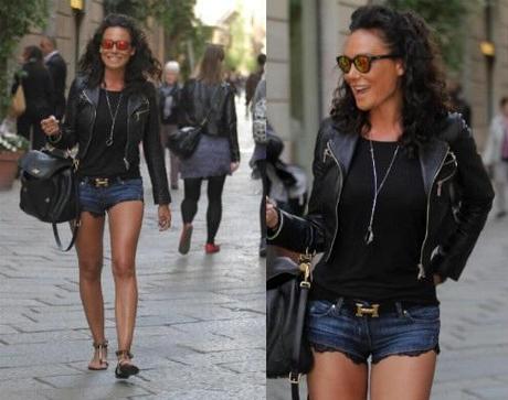 Nicole Minetti in giro per Milano in shorts, cintura griffata Hermes e un riccio selvaggio