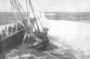 Marineria - Naufragi - Navicelli scagliati dalle onde contro la punta del molo - Ago 1917