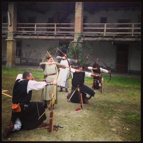 I giovani invasori del Castello di Bergamo alle prese con arco e frecce