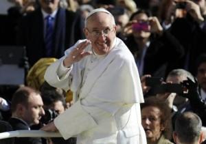 Il Papa in piazza: sembra salutare qualcuno in particolare
