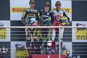 Supersport, Donington: vittoria di Lowes, Roberto Rolfo porta sul terzo gradino del podio una MV Agusta R05_Sun_Sofuoglu_GB366333