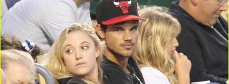 Taylor Lautner non corteggia la Stewart, con lui c’è Maika Monroe