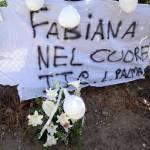 Fabiana Luzzi, scarpe con fiocco rosso per dire “no” alla violenza Striscione per Fabiana Luzzi02