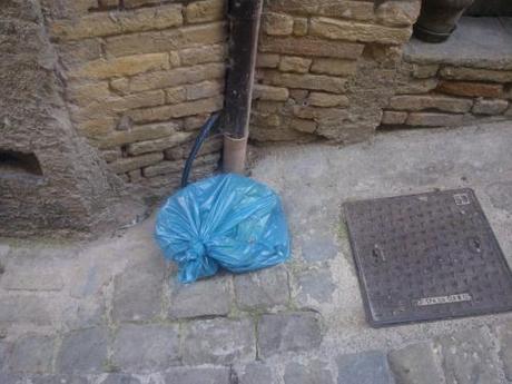 Centro storico disseminato di bottiglie. Urgono regolamento e sanzioni raccolta, differenziata, venanzi