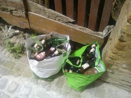 Centro storico disseminato di bottiglie. Urgono regolamento e sanzioni raccolta, differenziata, venanzi