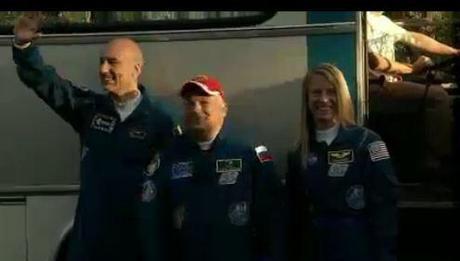 il saluto degli astronauti Expedition 36 37