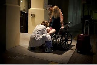 Donna partorisce fuori dall'ospedale: le incredibili foto