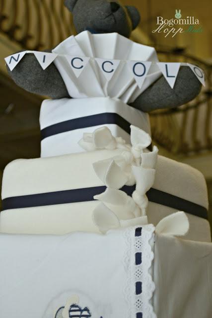 Baby shower navy style: torta con pannolini bianca e blu