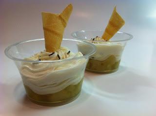 MOUSSE DI RICOTTA ALLA LAVANDA CON PERE CARAMMELLATE ALLA GRAPPA DI MOSCATO E CIALDA CROCCANTE