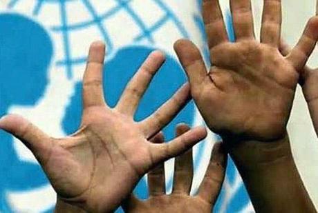 Mani di bambini davanti al logo dell'Unicef 31 19 are f1 327 resize 526 394 Bambini e disabilità Report Unicef 2013