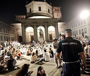 Pisapia a Milano tenta di  regolarizzare la movida selvaggi  Ma  c’è  il “segreto del Ticinese” che blocca ogni convivenza: un grande parco a tema per monitorare le navi scuola del nuovo terrorismo.Ecco  perchè non si vuole colpire la movida selvaggia…