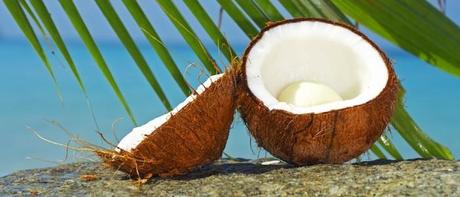 Farsi belle risparmiando: tutti gli usi dell'olio di cocco