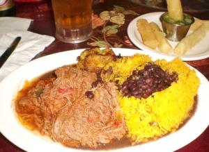 chicharrones,arros congris,tostones,picadillo a la habanera,chuletas de cerdo con piña,maiale,cuba,carne,fagioli,cuocere