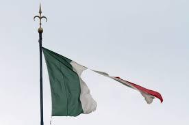 2 giugno: un inno stonato saluta una bandiera dai colori sbiaditi… che oscilla lieve al triste vento