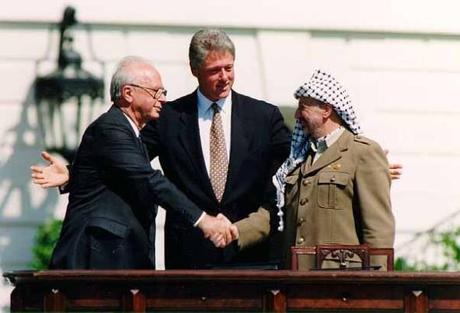 Yitzhak Rabin e Yasser Arafat, con Bill Clinton alla cerimonia per la firma degli accordi di Oslo, 13 settembre 1993
