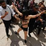 Tunisi: Femen a seno nudo per Amina 03