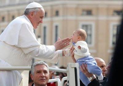Il Papa: i corrotti fanno tanto male alla Chiesa, i santi...