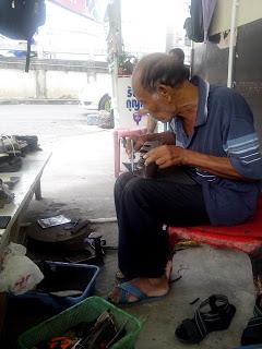 Mia zia vende frutta, Mio zio ripara scarpe. In Thailandia siamo tutti parenti.