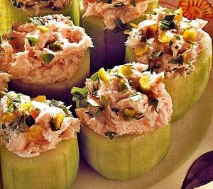 Freschi, appetitosi e veloci da preparare… cetrioli con trota affumicata e robiolina