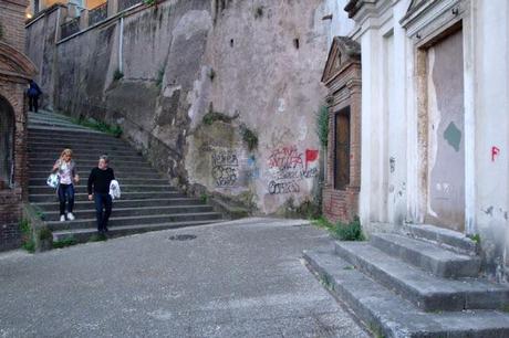 LA SUGGESTIVA SALITA A SAN PIETRO IN MONTORIO DEVASTATA DAI VANDALI CON LA BOMBOLETTA E TRASFORMATA IN PISCIATOIO PUBBLICO. IL CALVARIO DEI TURISTI LA SUGGESTIVA SALITA A SAN PIETRO IN MONTORIO DEVASTATA DAI VANDALI CON LA BOMBOLETTA E TRASFORMATA IN PISCIATOIO PUBBLICO. IL CALVARIO DEI TURISTI