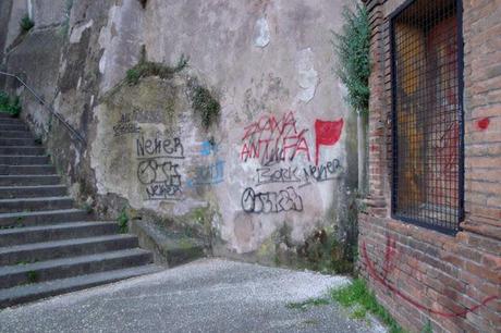 LA SUGGESTIVA SALITA A SAN PIETRO IN MONTORIO DEVASTATA DAI VANDALI CON LA BOMBOLETTA E TRASFORMATA IN PISCIATOIO PUBBLICO. IL CALVARIO DEI TURISTI LA SUGGESTIVA SALITA A SAN PIETRO IN MONTORIO DEVASTATA DAI VANDALI CON LA BOMBOLETTA E TRASFORMATA IN PISCIATOIO PUBBLICO. IL CALVARIO DEI TURISTI