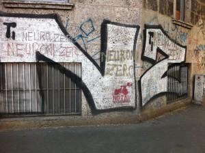 orsoline 2 esclusivo: parla Neuroni Zero, il vandalo che rovina le vetrine di tutta Milano: “ Lo faccio per amore”