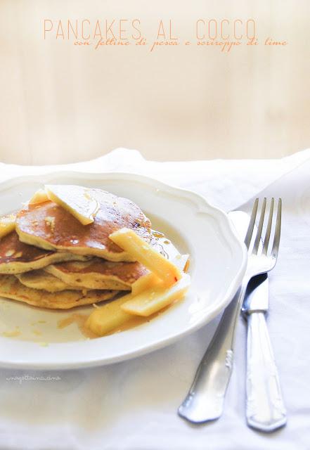 Pancakes al cocco con fettine di pesca e sciroppo  di lime