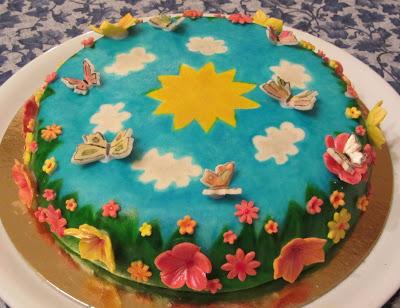 Torta dipinta e decorata con fiori e farfalle