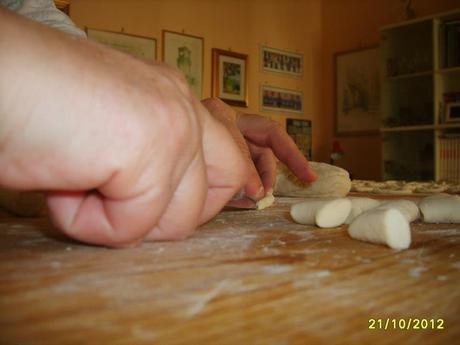 Giochino di Ody, seconda settimana: I cibi di una volta - GNOCCHI ( e forse TRIPPA) Giochino di Ody, seconda settimana: I cibi di una volta - GNOCCHI ( e forse TRIPPA)
