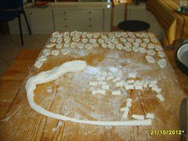 Giochino di Ody, seconda settimana: I cibi di una volta - GNOCCHI ( e forse TRIPPA) Giochino di Ody, seconda settimana: I cibi di una volta - GNOCCHI ( e forse TRIPPA)