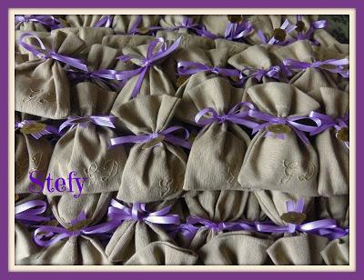 Sacchetti portaconfetti ricamati. Sacchetti portaconfetti ricamati.