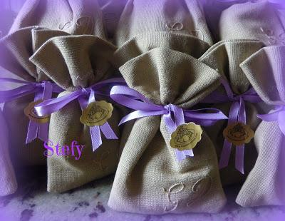 Sacchetti portaconfetti ricamati. Sacchetti portaconfetti ricamati.