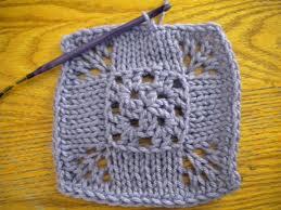 Knooking, ovvero l'arte di fare la maglia con l'uncinetto