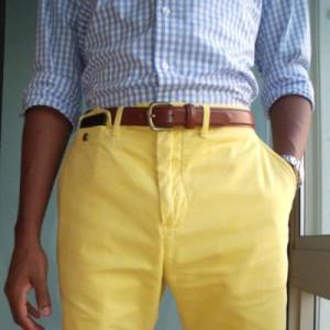 camicia quadretti azzurra con pantalone giallo