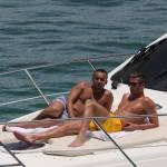 Cristiano Ronaldo su uno yacht a Miami mentre prende il sole con un amico