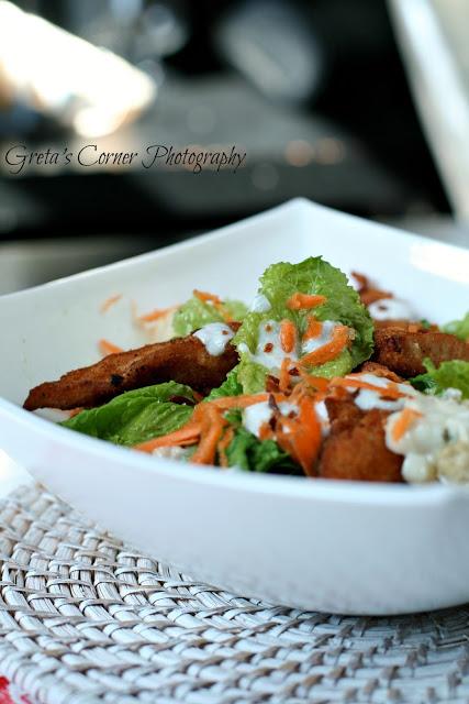 Buffalo Chicken Tenders Caesar Salad per l'MTC di giugno
