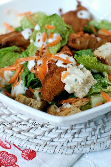 Buffalo Chicken Tenders Caesar Salad per l'MTC di giugno