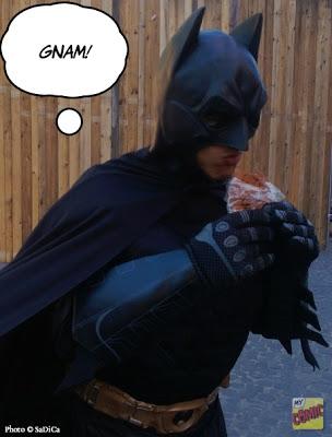 Cosa mangiano i Supereroi? Ce lo svela Batman, della webserie Inside Batman, assieme al Nokia Lumia 920