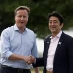 David Cameron (sinistra) e il Primo Ministro giapponese  Shinzo Abe