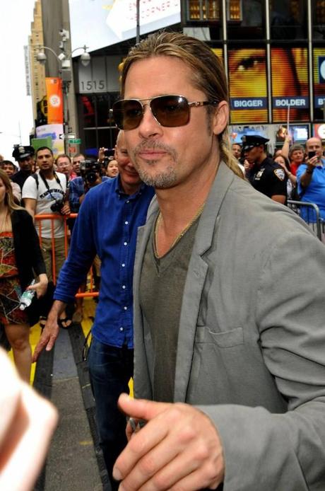 Brad Pitt a Times Square registra Good Morning America 06