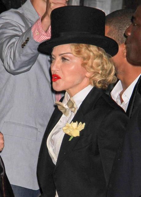 New York, Madonna con la tuba: l’omaggio a Marlene Dietrich New York, Madonna con la tuba: l'omaggio a Marlene Dietrich 04