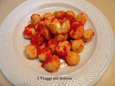 RICETTE ESTIVE ... GNOCCHI RIPIENI CON SALSA DI POMODORO FRESCO ...