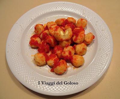 RICETTE ESTIVE ... GNOCCHI RIPIENI CON SALSA DI POMODORO FRESCO ...