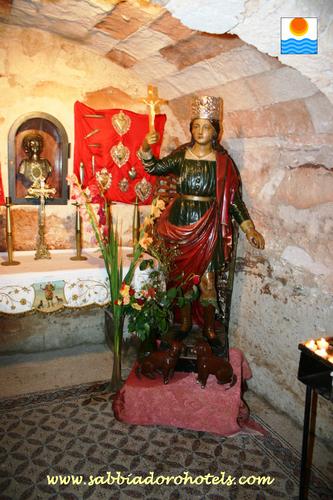 statua del santo messa nella cripta del santuario