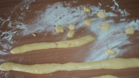 Taralli salati Trascorso il tempo indicato, prendete l'impasto, fate delle strisce e dalle strisce ricavate dei piccoli quadretti che allungherete rotolandole tra le mani infarinate e date forma ai taralli.