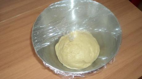 Taralli salati A questo punto coprite con pellicola trasparente e fate riposare per circa 2 ore in luogo fresco.