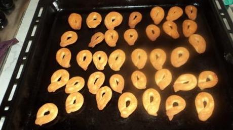 Taralli salati Tirateli fuori, fateli raffreddare e conservateli in un contenitore ermetico. Si conserveranno friabili per diversi giorni