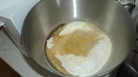 Taralli salati Mettere tutti gli ingredienti nella planetaria, avviare la macchina e impastare fin quando non otterrete un impasto omogeneo e morbido. Consiglio: se servono ancora liquidi aggiungete un pò di vino alla volta.